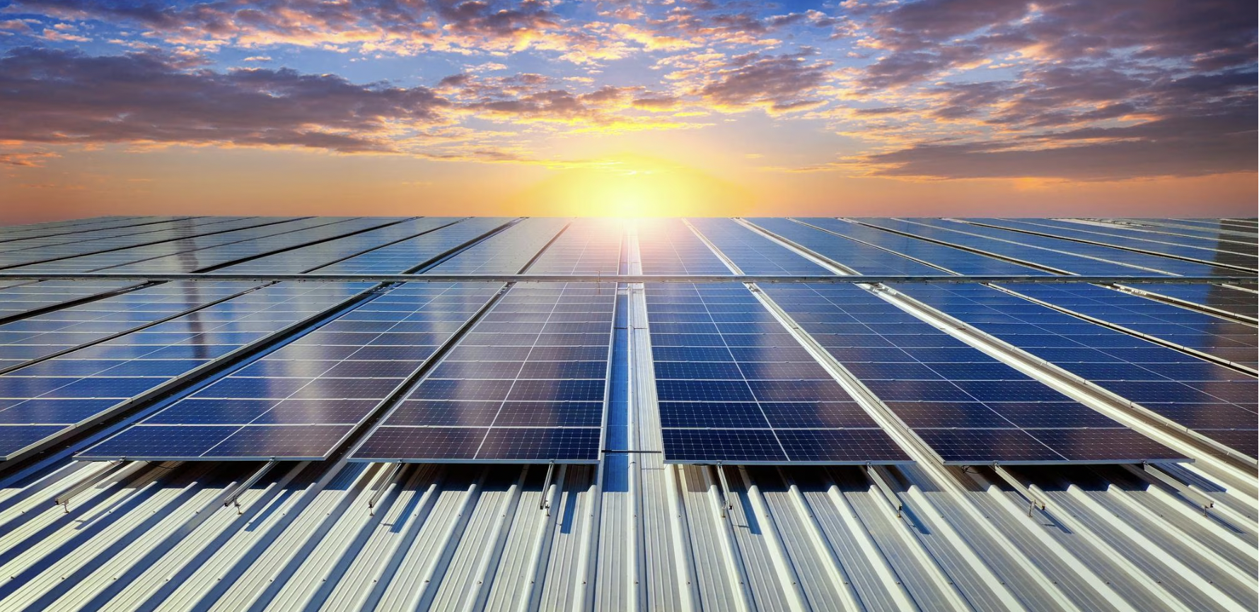 Photovoltaikmodule bis zu Horizont, der Sonne entgegen